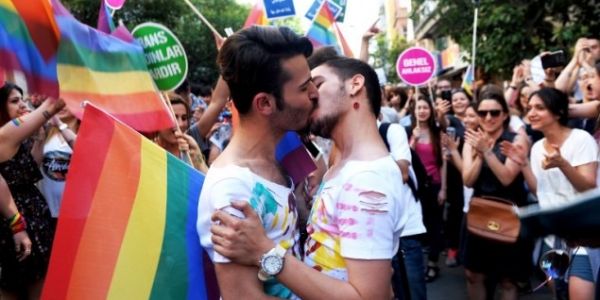 نواب شرق لندن ردا على تعليقات معادية للمثلية: المثلية ماشي خطيئة وماشي مرض