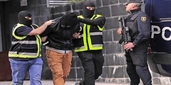اسبانيا : إمام مغربي كيتسناه الحبس بسباب تمويل الإرهاب والارتباط بجهاديين فرنساويين  والبوليس لقاو عندو 12 حساب بنكي