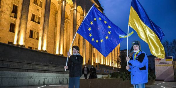 فرنسا صدمات أوكرانيا: غايخصها 20 عام باش تدخل للاتحاد الأوروبي