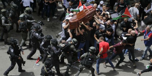 بسباب للي وقع فجنازة شيرين ابو عاقلة: العالم مصدوم من تصرفات شرطة اسرائيل من بايدن حتى الامين العام الاممي. شي منزعج شي كيدين…