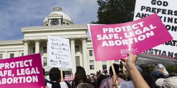 الناس خرجو يحتجو فمريكان بعد إلغاء حق الإجهاض – فيديو