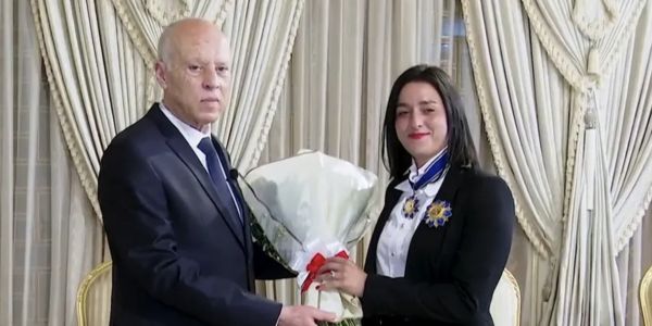 الرئيس التونسي كرّم أنس جابر وعطاها الصنف الأول من وسام الاستحقاق