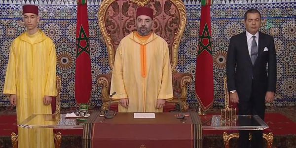 المغاربة كان همهم يشوفو صحة ملكهم كثر من الخطاب.. شي فرح شي بكى شي دعا شي طمأن