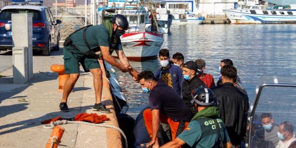 جزر الكناري : سالفامينتو ماريتيمو عتقو 44 مغربي من الغرق ولقاو 3 ديال الجثث