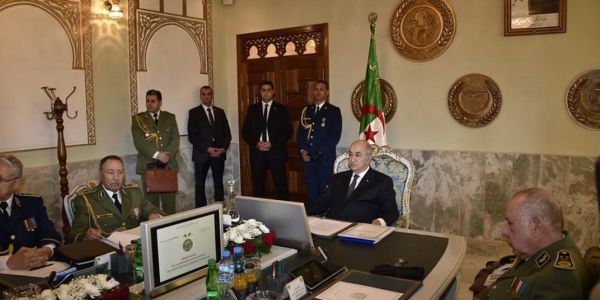 رايس الجزاير منع نواب البرلمان من مساءلة الحكومة فالقضايا السياسة الخارجية
