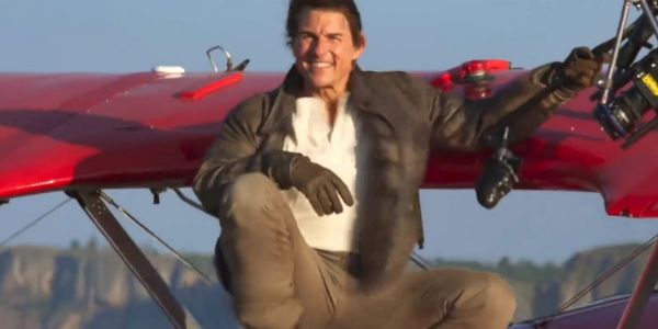 توم كروز وقف فوق طيارة فالسما باش يروج للجزء الجديد من “Mission Impossible” – فيديو