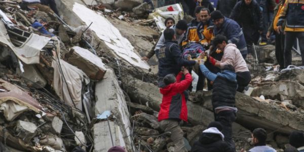 زلزال دمر تركيا وداز لشمال سوريا: عدد القتلى فات 520 والمفقودين بلا عداد وسبيطارات مقادراش تتعامل مع نوعية الإصابات -فيديو