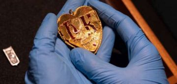 عمرها كثر من 500 عام..  بريطاني لقى سلسلة ذهبية أثرية ديال الملك هنري الثامني