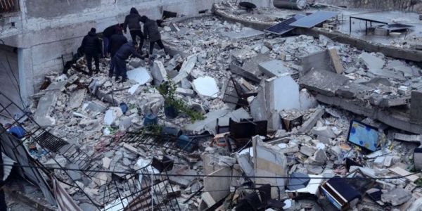 ارتفاع عدد قتلى زلزال تركيا وسوريا إلى 2711 ومناطق منكوبة فالبلدين ومخاوف السكان من هزات جديدة