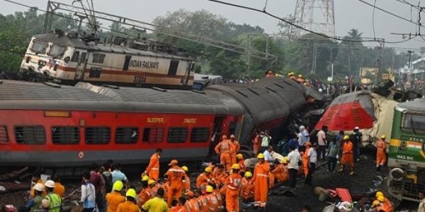 السلطات الهندية باقة دايرة لونكيط.. سوء تنظيم الإشارات المرورية هو السباب ف حادث القطار المأساوي