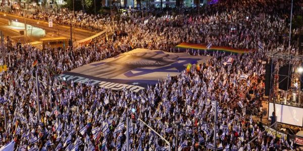 للأسبوع الـ22 على التوالي.. عشرات الآلاف ديال المتظاهرين الإسرائيليين كيحتجون ف تل أبيب على الإصلاح القضائي