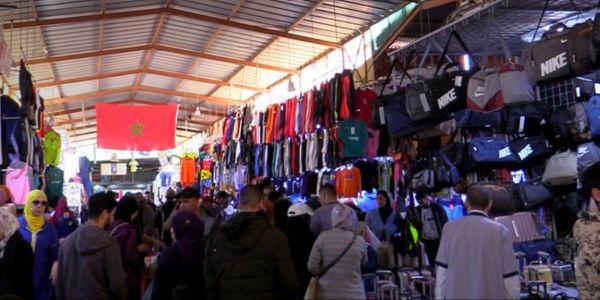 سوق كاساباراطا الشهير فطنجة غادي يتعاود كامل وغادي يولي سوق عصري فيه 4550 حانوت وباركينگ كبير كيهز كثر من 1770 طونوبيل